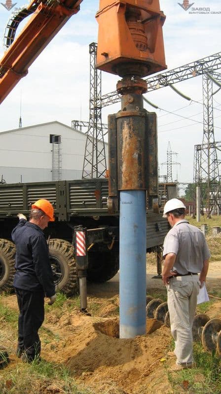 Установка винтовой сваи на стройке