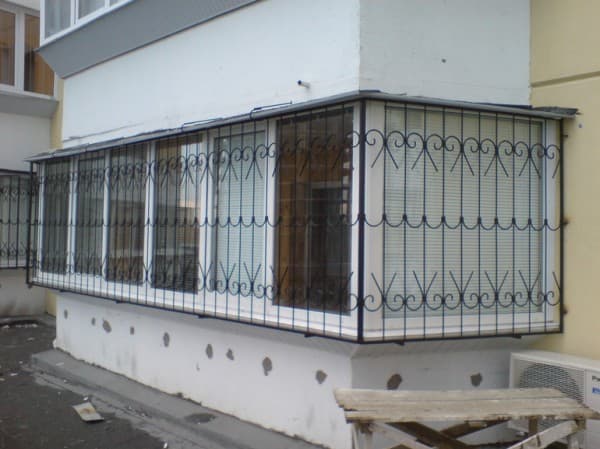 Решетки на окнах многоэтажного здания