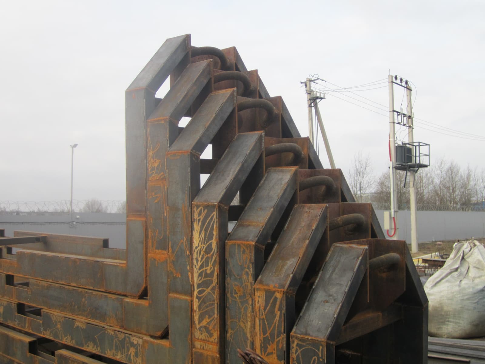 Металлический мусорный контейнер для ТБО