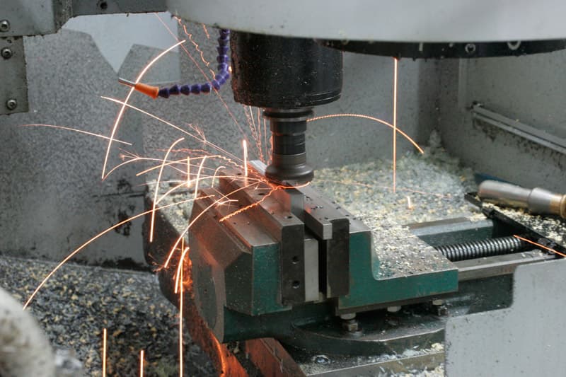 Фрезеровальный станок в действии