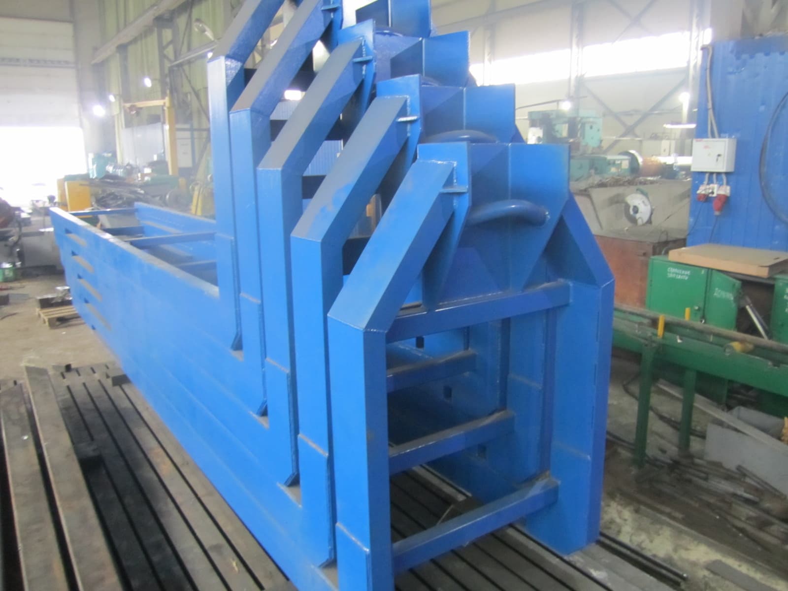 Изготовление мусорных контейнеров на заводе в Санкт-Петербурге