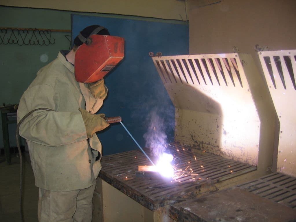 сварщик завод корпусов. сварщик. сварщик. курсы сварщика. рабочее место сварщика ручной дуговой сварки.