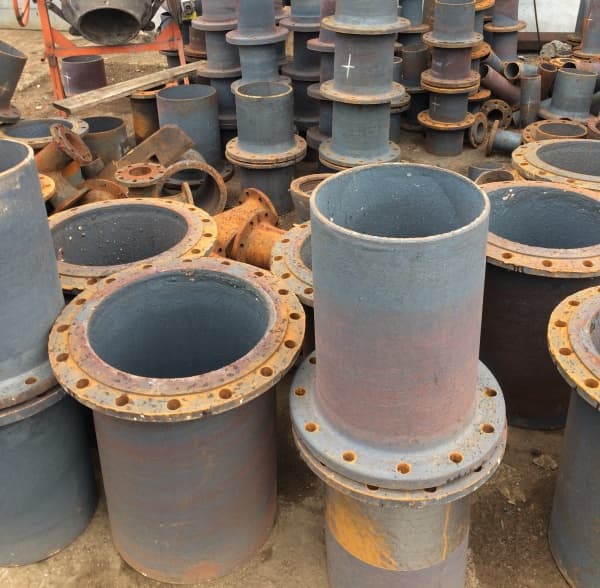 Трубчатые опоры на складе Петербурга