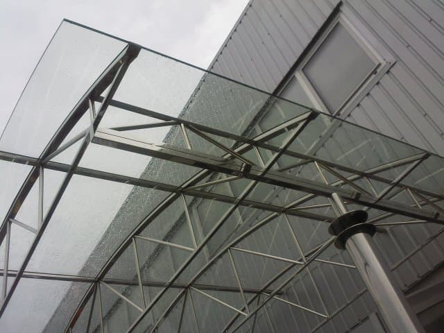 Светопрозрачный козырек здания Светопрозрачный козырек здания