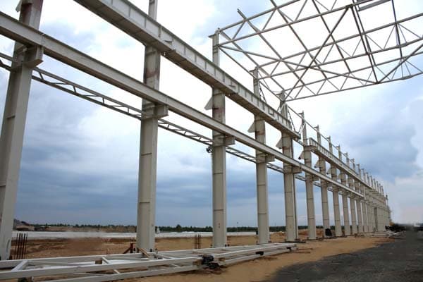 Монтаж подкрановых балок на строительном объекте