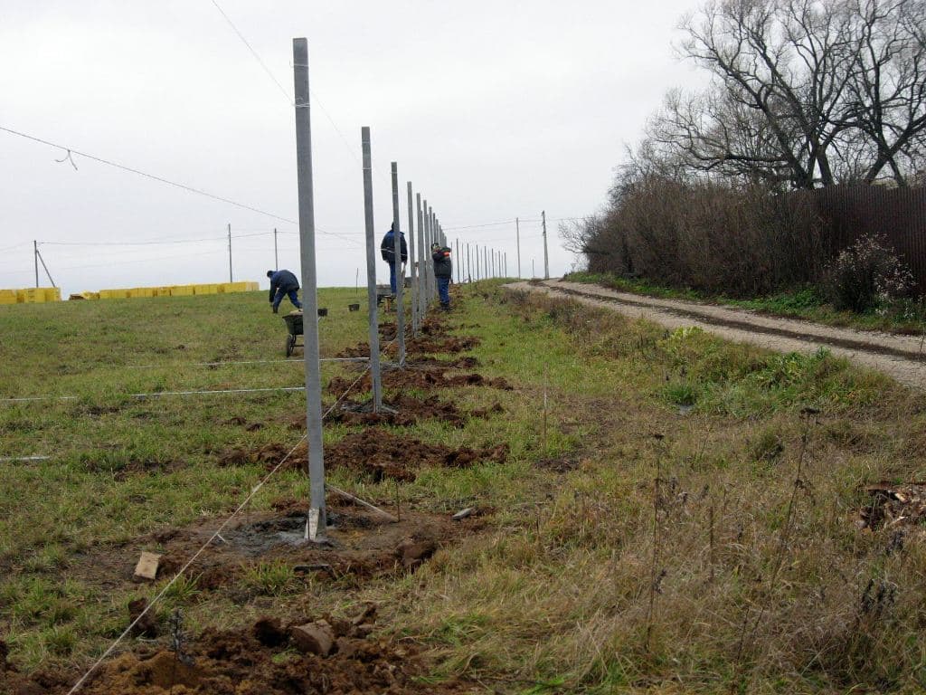 Установка забора с металлическими опорами