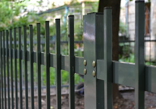 Забор из металлических труб