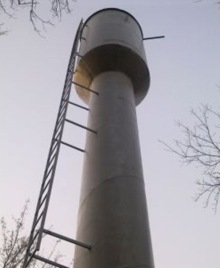 Водонапорная металлическая башня с лестницей фото
