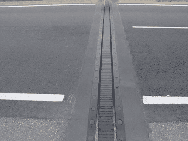 Сооружение с резинометаллическим деформационным швом