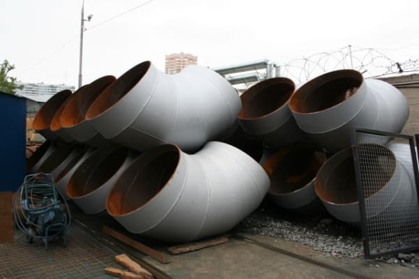 Сварные секторные отводы на складе завода