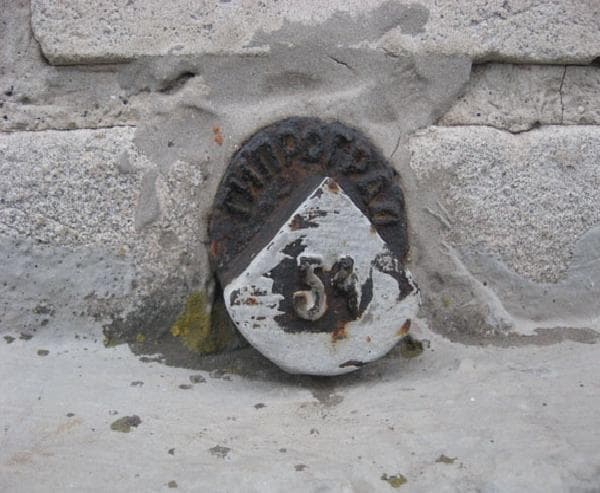 репер в стене здания