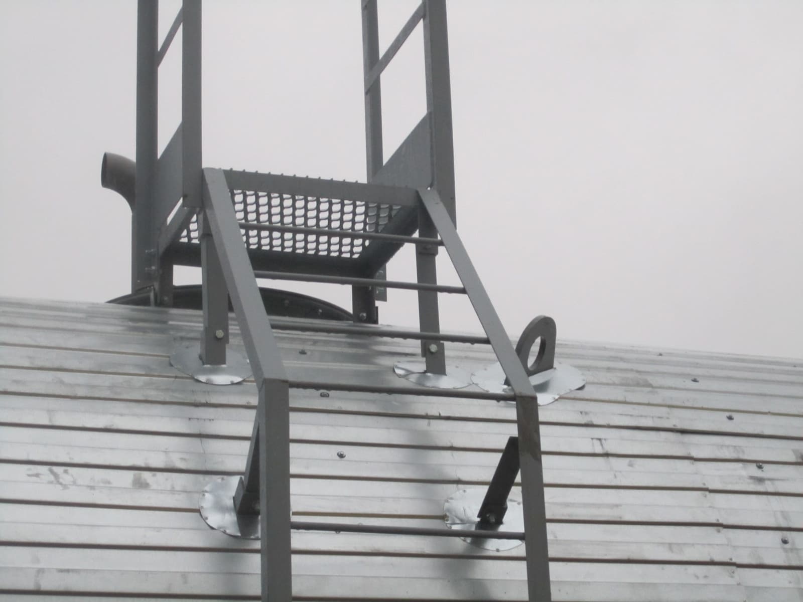 Лестница для пожарного резервуара фото