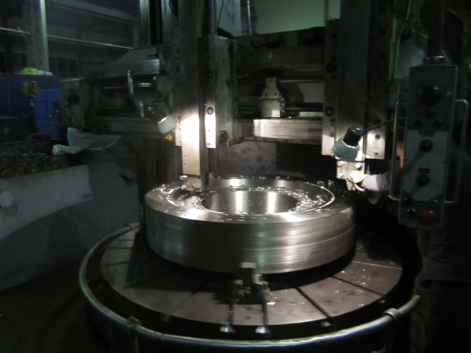 Проведение работ на токарно-карусельном станке