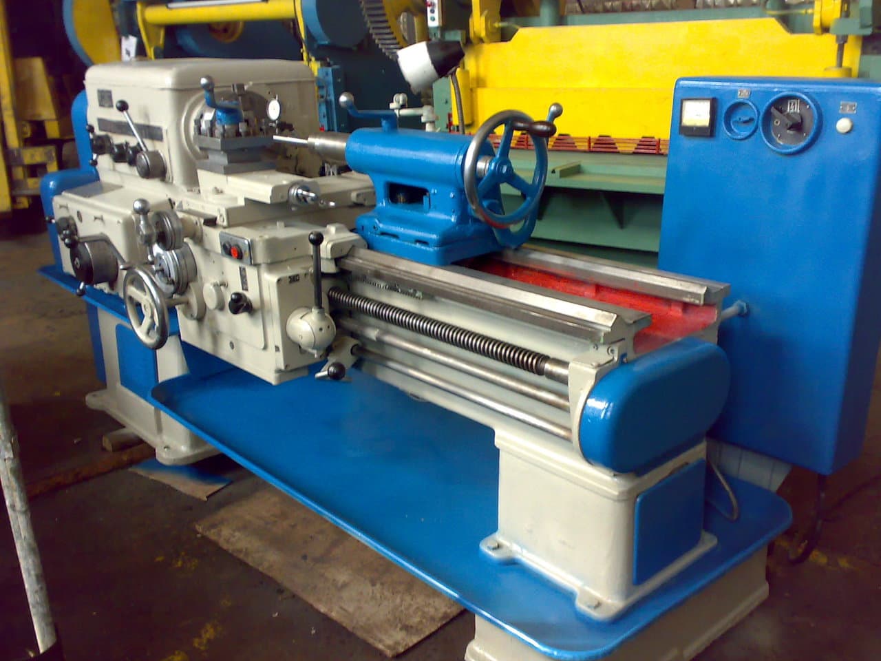 Современный токарный станок