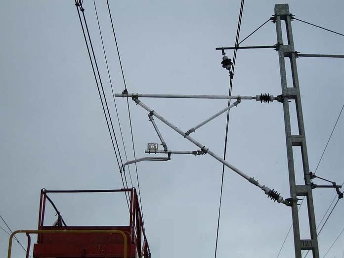 Алюминиевая консоль на железной дороге