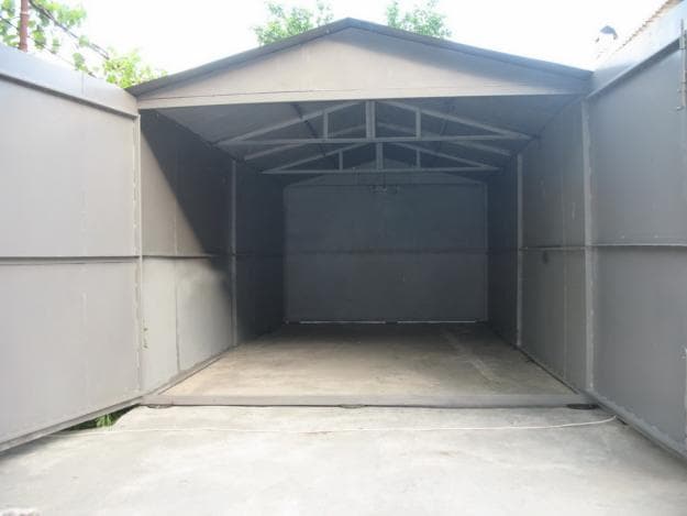 Металлический гараж с распашными воротами