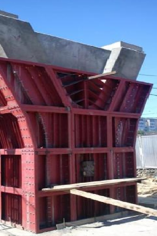 Опалубка стоек мостовых опор круглая. Мелкощитовая опалубка мск. Металлической сетчатой опалубки. Мостовая опалубка. Домкратная рама скользящей опалубки опалубка.