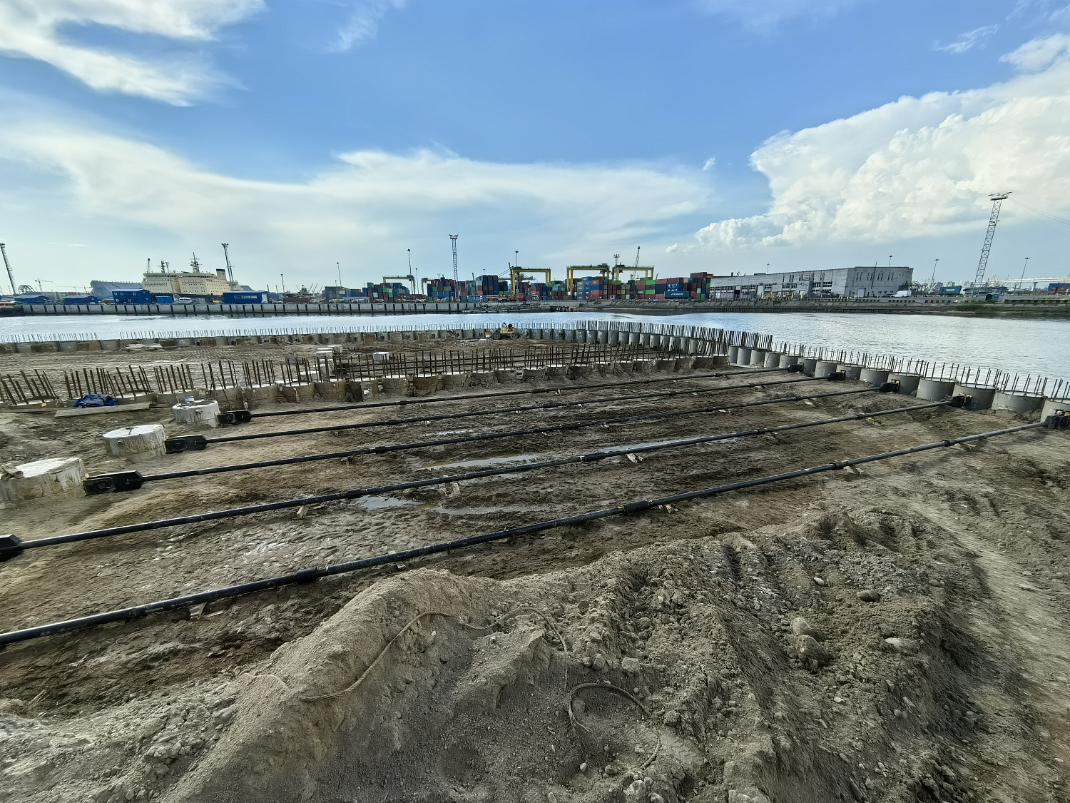 Причальная стенка длинной 200 метров